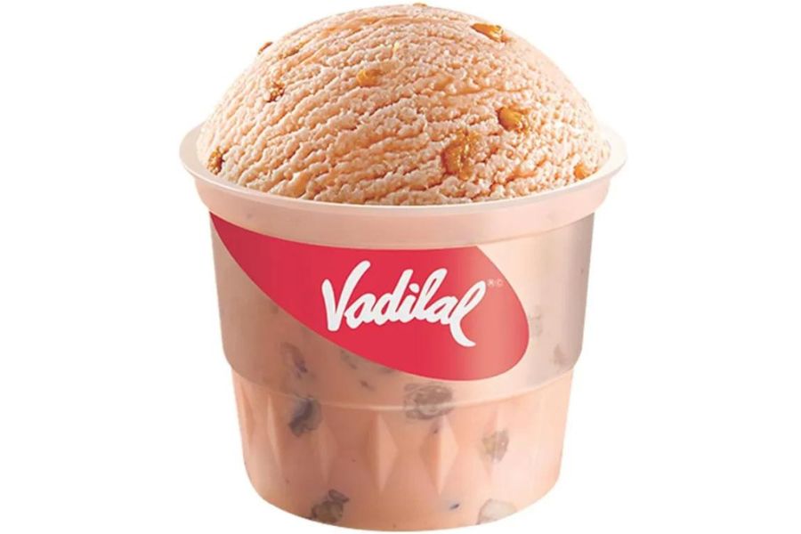 ভাদিলাল আইসক্রিম:  ব্লু বেরি, স্ট্রবেরি, বিস্কুট,  কুলফি, ফল– সব ধরনের স্বাদের আইসক্রিম পাওয়া যায় এই ব্র্যান্ডের ভাঁড়ারে। 