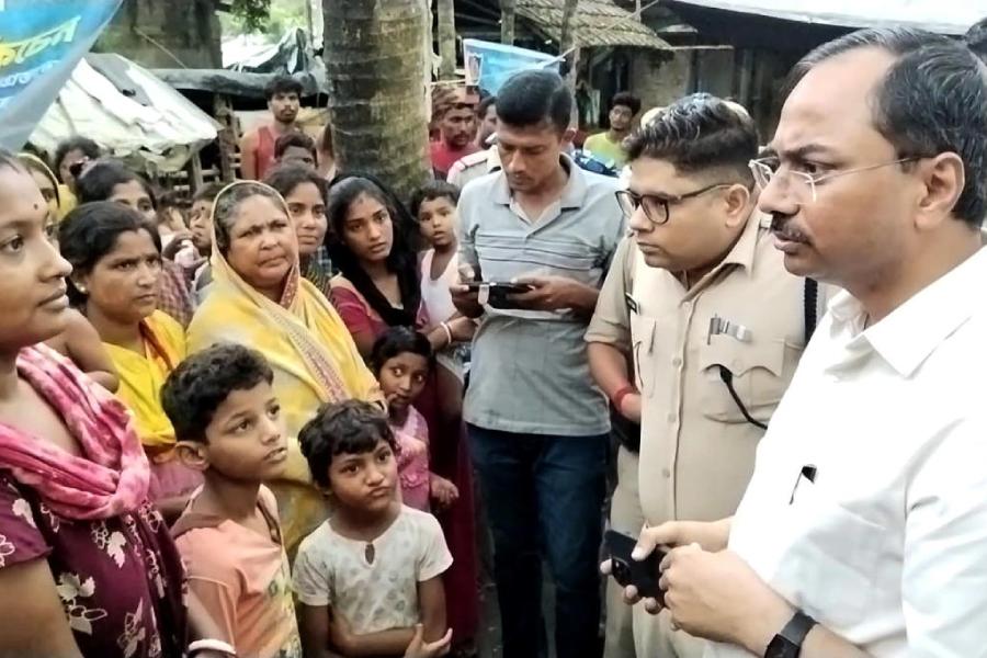 বৃহস্পতিবার দুপুরে গাইঘাটা ব্লক পরিদর্শণে জেলাশাসক।