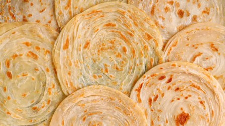 দক্ষিণ ভারতীয়দের মধ্যে এই গোলাকার পরোটা দারুণ জনপ্রিয়। ময়দা দিয়ে তৈরি এই পরোটাকে কেরল পরোটা নামেও চেনেন অনেকে।