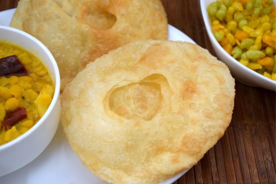 ময়দায় তৈরি তুলতুলে এই পরোটা বেশ ঐতিহ্যবাহী। যে কোন ঝোলজাতীয় পদ দিয়ে এটি পরিবেশন করা যেতে পারে।