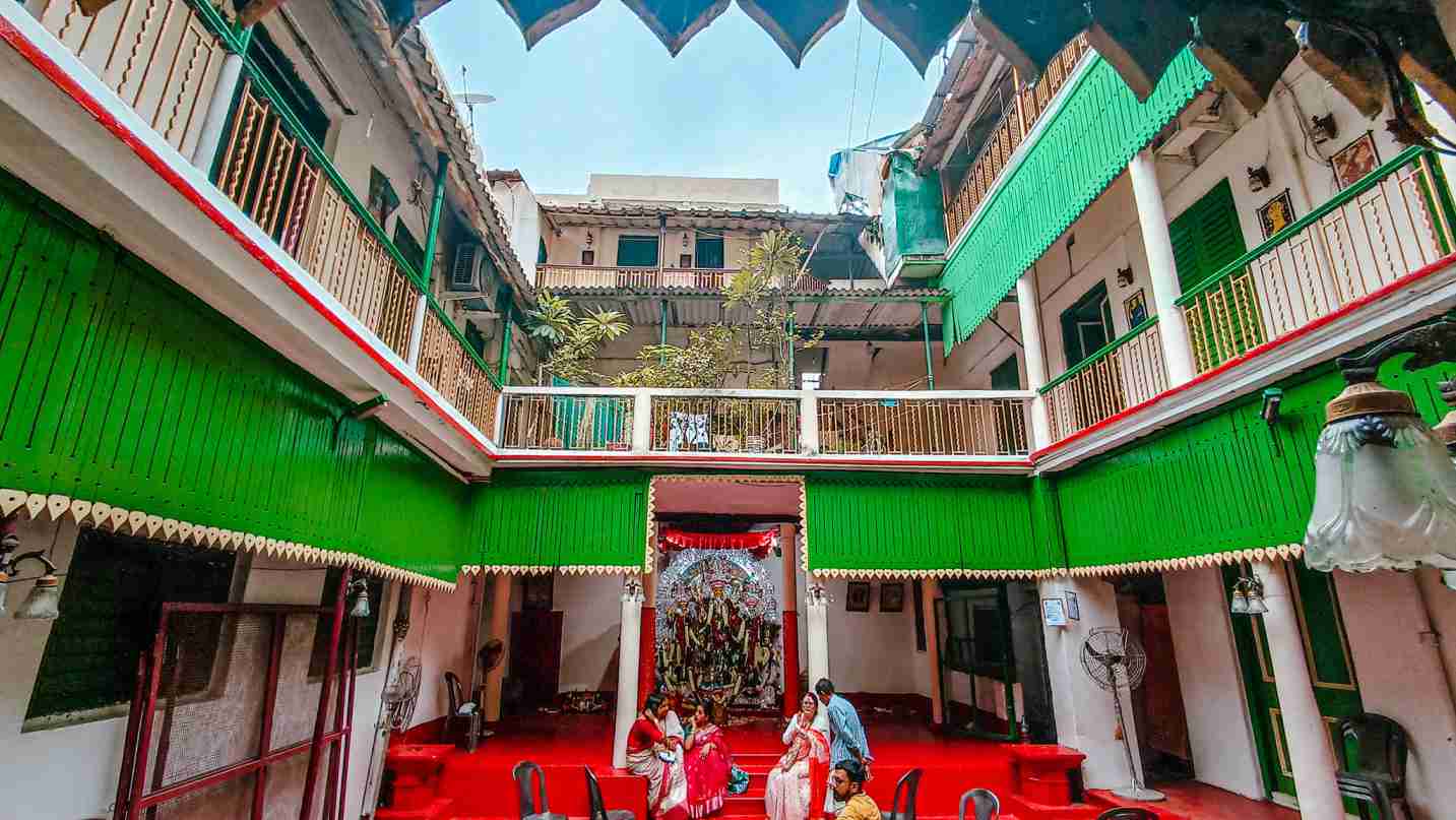 মল্লিক বাড়ির দুর্গোৎসব: খ্রিস্টীয় ১৫ শতকের দিকে নবাব হোসেন শাহের আমল থেকেই এই পুজো চলে আসছে। মল্লিক পরিবার তখন বৈষ্ণবধর্ম পালন করত। তাই পুজোও হতো বৈষ্ণব ধর্ম অনুসারে।আজও একই রীতিনীতিই মানা হয়। 