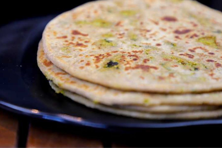  গোবি পরাঠাঃ-  বেশ জনপ্রিয় একটি খাবার। হিন্দি এই নামটির অর্থ ফুলকপির পরোটা। উত্তর ভারতের    প্রধান খাবারের তালিকায় অন্যতম এই পরোটায় ময়দার সঙ্গে ফুলকপির পুর দেওয়া হয়। 