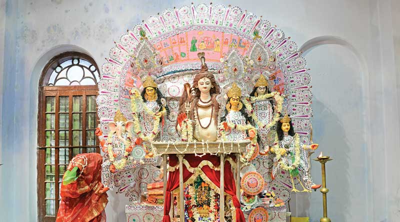  লাহা বাড়ির দুর্গোৎসব:  কেউ কেউ বলেন, ১৭০ বছর আগে প্রাণকৃষ্ণ লাহার উদ্যোগে এই পুজো শুরু। আবার কারও কারও মতে, ২০০ বছর আগে প্রাণকৃষ্ণের পিতার হাতে এই পূজার সূচনা। 