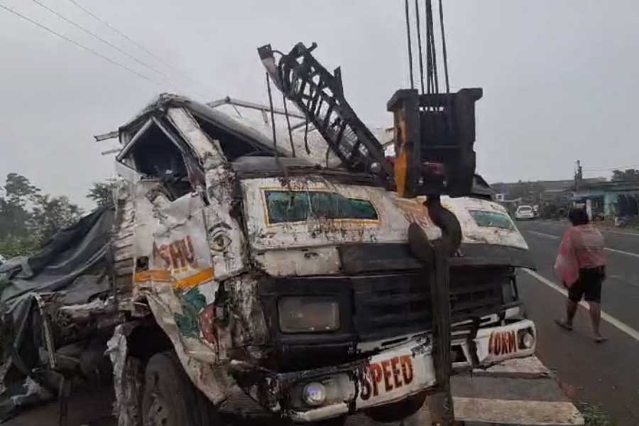 বাসের ধাক্কায় দুমড়েমুচড়ে গিয়েছে ট্রাকটি। শুক্রবার ভোরে।