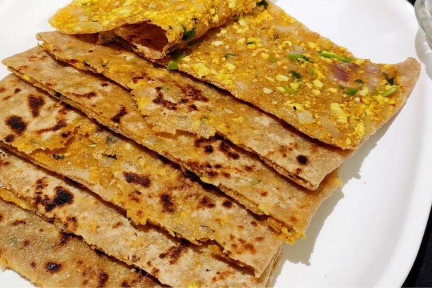 পনীর পরাঠাও উত্তর ভারতের জনপ্রিয় পদ। আটা অথবা ময়দা দিয়ে তৈরি এবং খুব সুস্বাদু, মশলাদার হয় এটি। গ্রেট করা পনির ময়দার লেচিতে ভরে আলতো হাতে বেলতে হয়। যাতে পুর বেরিয়ে না যায়। এর পরে ফ্রাইপ্যানে সামান্য মাখন দিয়ে সেঁকে নিলেই তৈরি পনীর পরোটা