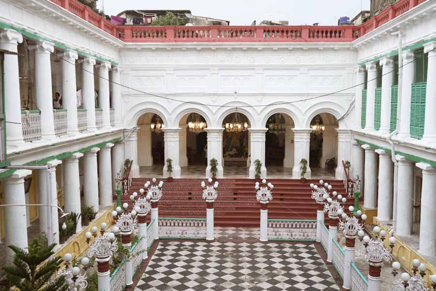 বদনচন্দ্রের পরিবারের দুর্গাপূজা: এই পুজো প্রায় ১৬০ বছর পুরনো। এই পরিবার এখনও প্রাচীন বৈষ্ণব রীতি মেনেই পূজা সম্পন্ন করে। পশু বলির বদলে ফল বলি দেওয়া হয় এখানে। 