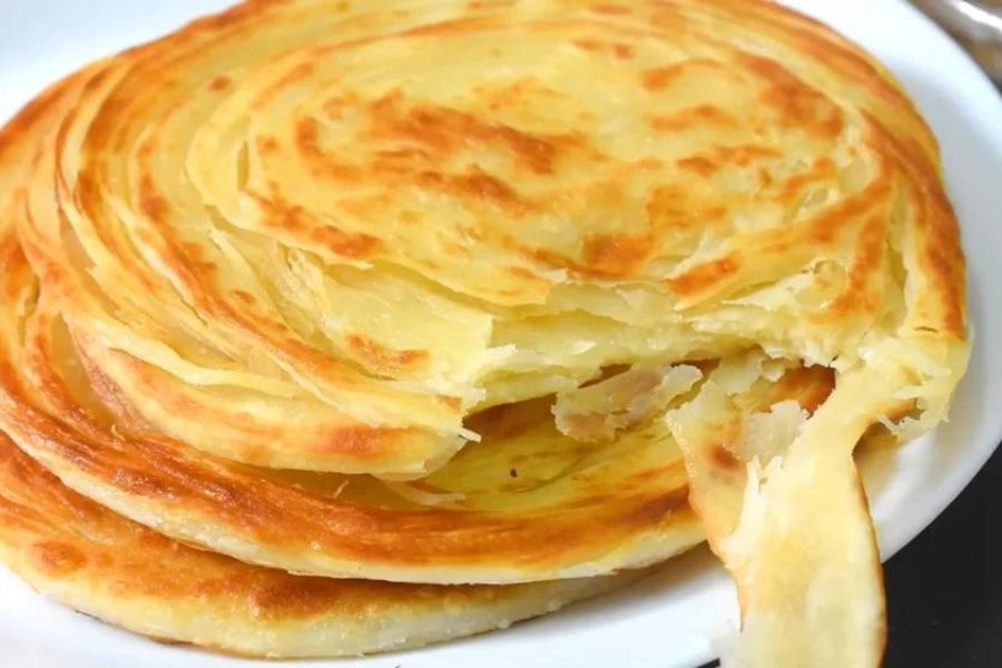 লাচ্ছা পরোটাঃ-  লাচ্ছা পরাঠা উত্তর ভারতের আরও একটি বহুল প্রচলিত পদ। এর খসখসে অথচ নরম স্তরের জন্য এই পরোটা খাস্তা ও সুস্বাদু হয়।