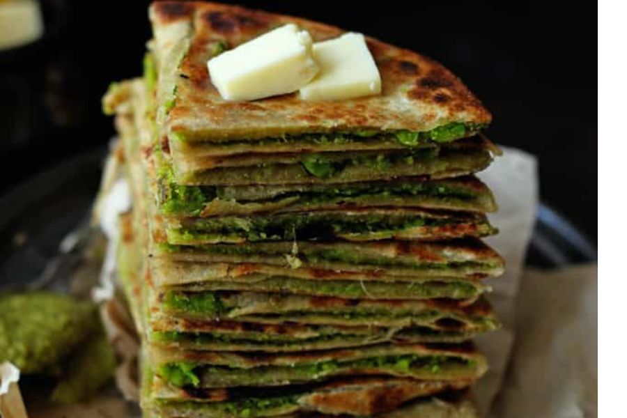 মটর পরোটা-  গ্রিন পিজ় পরোটা নামেও পরিচিত। প্রাতরাশ বা দুপুরের খাবার হিসেবে সুস্বাদু ও পুষ্টিকর এটি। নরম ময়দার লেচিতে মটরশুঁটির পুর ভরা হয়। হাল্কা সোনালি রং ধরা পর্যন্ত ফ্রাই প্যানে ভাজ                    তে হয় এই পরোটা। আচার, দই বা মাখনের সঙ্গে গরম গরম পরিবেশন করা যেতে পারে।