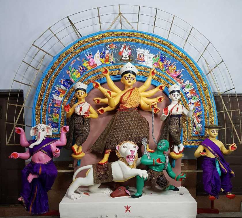 শিবকৃষ্ণ দাঁ পরিবারের দুর্গাপূজা: ১৮৪০ সালে এই পূজার সূচনা শিবকৃষ্ণ দাঁয়ের পিতা গোকুলচন্দ্র দাঁয়ের হাত ধরে। সোনা-রুপোয় সজ্জিত দেবীমূর্তি এখানকার বিশেষ আকর্ষণ। 