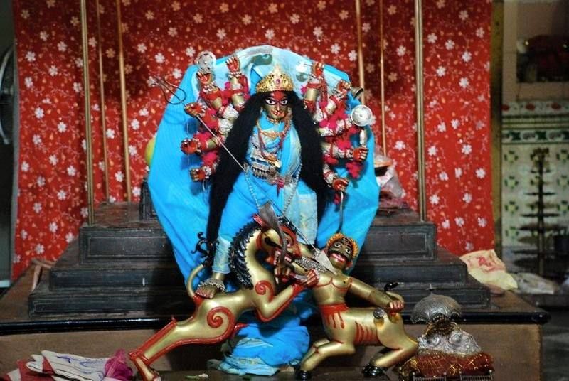 ভূকৈলাশ রাজবাড়ির দুর্গোৎসব: প্রায় ৩০০ বছর আগে মহারাজা জয়নারায়ণ ঘোষাল খিদিরপুর অঞ্চলে ভূকৈলাশ রাজবাড়িতে এই পুজোর সূচনা করেন। এখানে প্রতিমা অষ্টধাতুর তৈরি। 