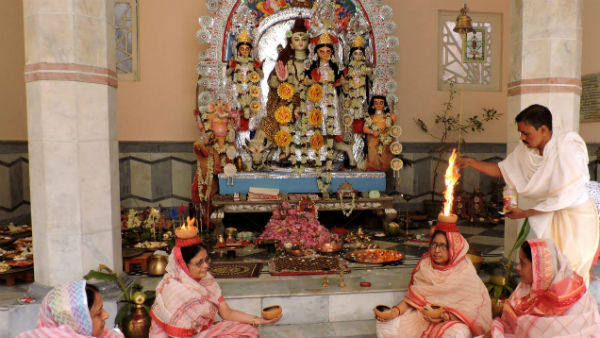 ভোলানাথ ধাম:উত্তর কলকাতার ভোলানাথ ধামে ১৯০৫ সালে এই পূজা শুরু হয়। দুর্গা এখানে দশভুজা নন। শিবকে দেবীর স্বামী হিসাবে পুজো করা হয়। এই প্রতিবেদনটি ‘আনন্দ উৎসব’ ফিচারের একটি অংশ। 