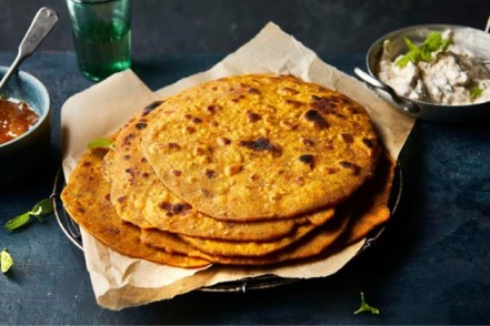 ছাতুর পরোটাঃ-   বিহার ও ঝাড়খণ্ডে অঞ্চলে জনপ্রিয় এই পরোটা প্রচুর ফাইবার এবং প্রোটিন সমৃদ্ধ হিসেবে তার পুষ্টিগুণের জন্য পরিচিত। নরম ময়দায় তৈরি এই পরোটায় ছাতু, আদা এবং অন্যান্য মশলার মিশেলে তৈরি পুর ঠাসা থাকে। সোনালি বাদামী রং হওয়া পর্যন্ত ঘি বা তেল দিয়ে ভাজ