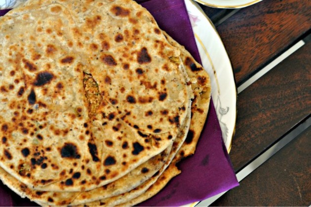 ছাতুর পরোটাঃ-   বিহার ও ঝাড়খণ্ডে অঞ্চলে জনপ্রিয় এই পরোটা প্রচুর ফাইবার এবং প্রোটিন সমৃদ্ধ হিসেবে তার পুষ্টিগুণের জন্য পরিচিত। নরম ময়দায় তৈরি এই পরোটায় ছাতু, আদা এবং অন্যান্য মশলার মিশেলে তৈরি পুর ঠাসা থাকে। সোনালি বাদামী রং হওয়া পর্যন্ত ঘি বা তেল দিয়ে ভাজ