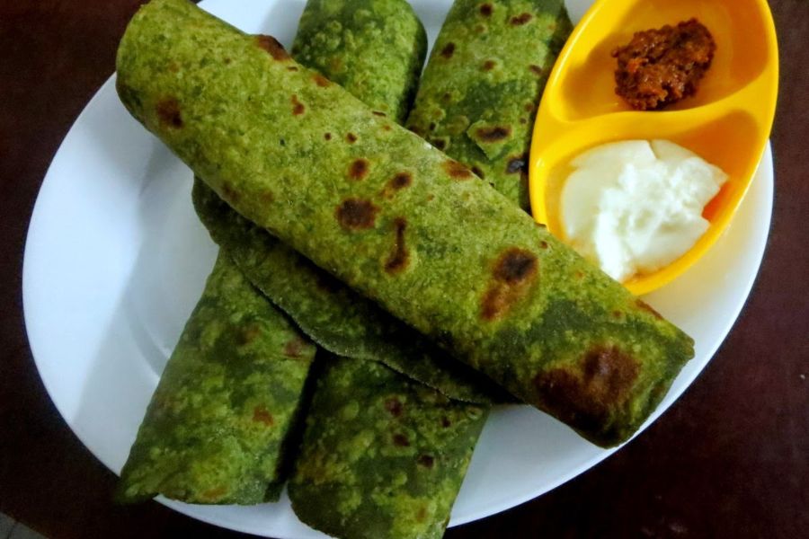 পালক পরোটাঃ- পালং শাক ময়দার সঙ্গে মিশিয়ে অল্প আটার সংমিশ্রণে অতি সুস্বাদু এই পরোটা বানানো হয়। পরে ফ্রাই প্যানে সামান্য মাখন বা সাদা তেল দিয়ে হাল্কা সেঁকে নেওয়া হয়। নিরামিষ ভোজে এর জুড়ি মেলা ভার।