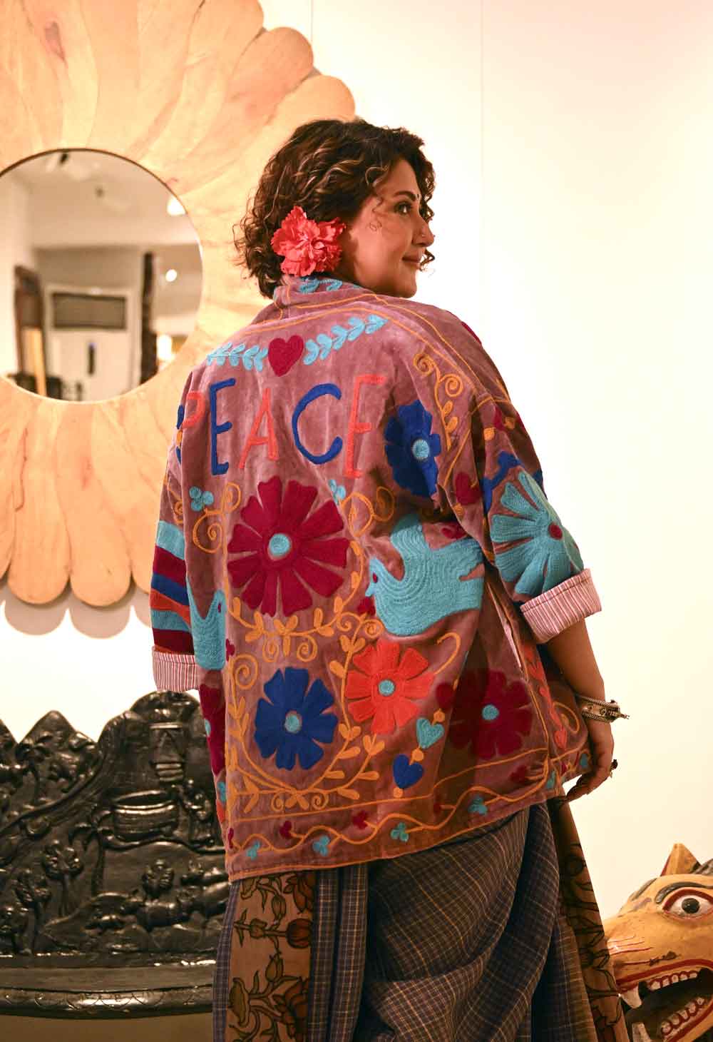 এই শাড়ির সঙ্গে যে হালকা রঙের জ্যাকেট পরেছিলেন তাতে ছিল কাশ্মীরি কাজ। পিঠে লেখা ‘পিস্’ অর্থাৎ শান্তি। ইউরোপে এই ধরনের জ্যাকেট প্রায় বিপ্লব ঘটিয়েছে। বিপুল চাহিদাও রয়েছে। এ বছরের পুজোর ফ্যাশনে সিমার অন্যতম আকর্ষণ এই জ্যাকেট বেজায় পছন্দ হয়েছে স্বস্তিকারও।