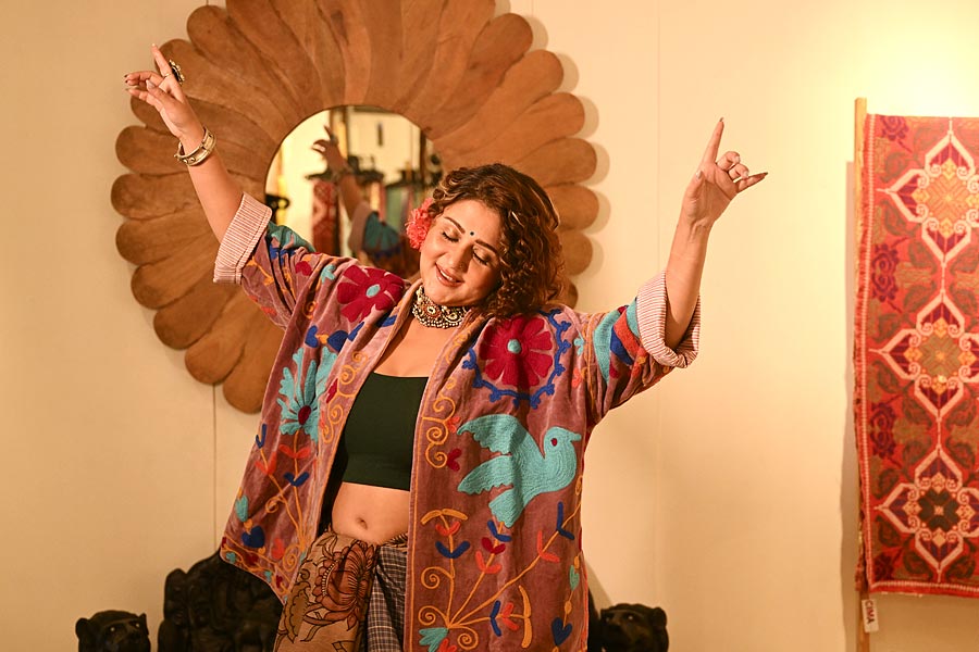 শাড়িটা পরেছিলেন ধুতির মতো করে। চুলে এ বারও ফুল। তবে এ বার তাঁর চুলে লাল জবা, সঙ্গে রুপোর ভারি গয়না। গোটা সাজটাই পোশাকশিল্পী অভিষেক রায়ের পরিকল্পনা। তিনি অবশ্য এ বছরের পুজোয় কলকাতার গরমে ধুতির মতো করে শাড়ির পরার পরামর্শই দিলেন। এর ফাঁকে অভিষেক বললেন, ‘‘স্বস্তিকাকে একটা ফিউশন লুক দেওয়ার চেষ্টা করেছি এই সাজে। তবে ওকে যাই পরাই মানিয়ে যায়।’’