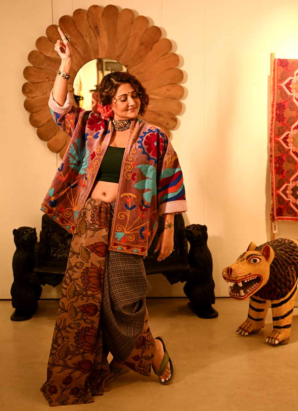 স্বস্তিকার পরবর্তী সাজে ছিল প্রাচ্য ও পাশ্চাত্যের ছোঁয়া। খাঁটি তসরের উপর কলমকারি করা। তবে শাড়ি পড়া মাত্রই নিজেকে যেন ‘দুধ কা ধুলা হুয়া’র সঙ্গে তুলনা করলেন অভিনেত্রী। আসলে শাড়িটা যে খাঁটি, তার প্রমাণই যেন দিতে চাইলেন অভিনেত্রী। নিজেই বললেন, ‘‘দুধ কা ধুলা হুয়া সাধারণত কটাক্ষ করে বলা হয়। তবে আজ আমি সত্যি দুধে ধোয়া শাড়ি পরেছি। সারা শাড়িতে দুধের গন্ধ।’’ খাঁটি কলকারি শাড়ি যে হেতু ছাগলের দুধ দিয়ে ধোয়া হয় সেই কারণে একটা গন্ধ থাকেই। এটাই প্রমাণ যে, তাঁর পরনের শাড়িটি কিন্তু খাঁটি।   