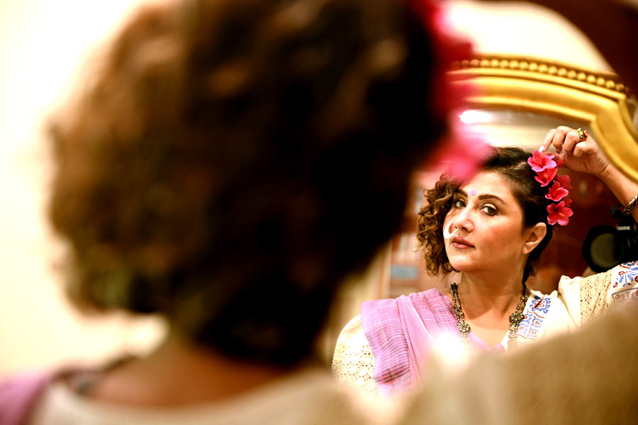 অভিনেত্রী ফুলের প্রতি নিজের ভালবাসার কথা জানাতে গিয়ে তাঁর অন্য এক নামের উদ্ঘাটন করলেন। ফুলের প্রতি ভাল লাগা তাঁর ফ্রিদা কাহলোকে দেখে। অভিনেত্রীর বোন তাঁকে ডাকেন ‘ফুলকুমারী’ নামে। 