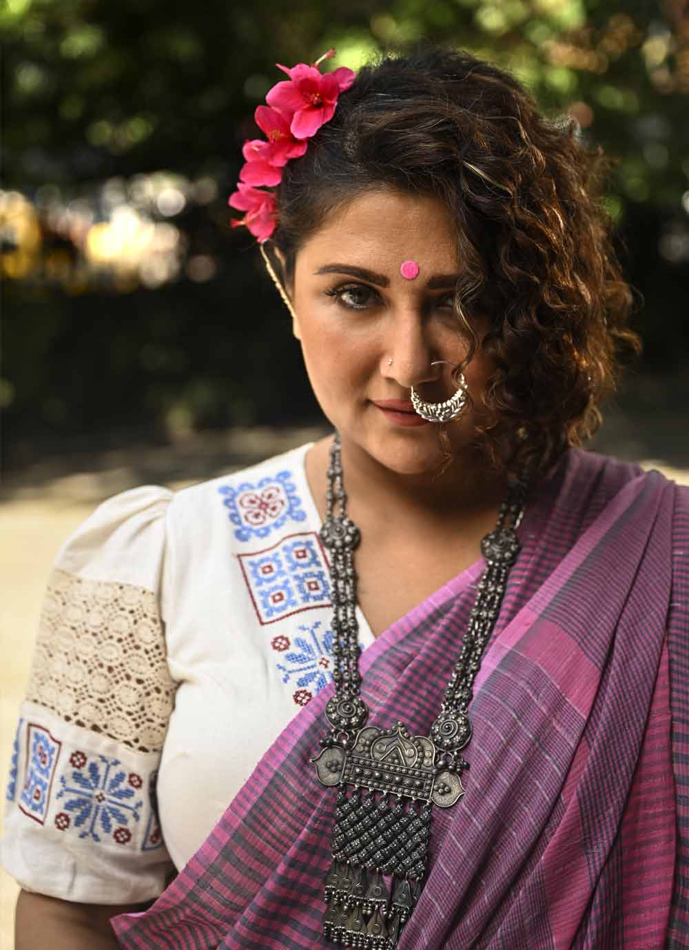 পোশাক নিয়ে কখনওই তাঁর খুব বেশি ছুতমার্গ নেই। তবে ফুল তাঁর বড্ড প্রিয়। পুজোর ক'টা দিন ফুল দিয়ে নিজেকে সাজাতে চান তিনি। তবে, সে ক্ষেত্রে সাজের ধরন হবে খানিকটা মেক্সিকোর চিত্রশিল্পী ফ্রিদা কাহলোর মতো। আসলে স্বস্তিকা ফ্রিদার সঙ্গে নিজের বেশ কিছু মিল খুঁজে পান। যার মধ্যে অন্যতম হল সাজে ফুলের ব্যবহার। স্বস্তিকার কথায়, ‘‘আসলে ফ্রিদা এমন একজন নারী, যিনি ওই সময়ে দাঁড়িয়ে যেমনটা ভেবেছিলেন, তা এই সময় আমাদের চলার পথে মনে হয় যেন আমাদেরই কথা। ফ্রিদা এমন এক বৈগ্রহিক ব্যক্তিত্ব যাঁকে অনুকরণ করতে ইচ্ছে হয়। নারী হিসাবে ওঁর লড়াই ও স্বতঃস্ফূর্ত চিন্তাভাবনা এই সময় অনেককে পথ দেখাচ্ছে।’’ 