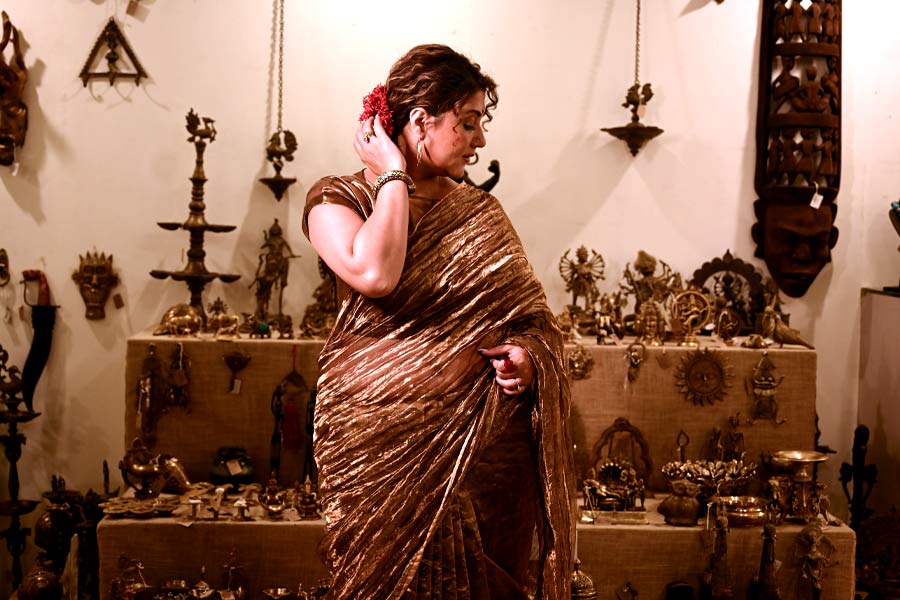 এমন বিপ্লবের সময় স্বস্তিকা সাজপোশাকের ক্ষেত্রে ফ্রিদাকে মিস্ করছেন। অভিনেত্রীর কথায়, ‘‘আমার বিশ্বাস, ফ্রিদা এমন সময় বেঁচে থাকলে ইনস্টাগ্রামের দুনিয়ায় তাঁর অনুসরণকারীর সংখ্যা সর্বাধিক হত। তিনি কী ভাবে সাজগোজ করছেন সেই ছবি যদি দিতেন, আমি অবশ্যই নকল করতাম সেই সাজ।’’