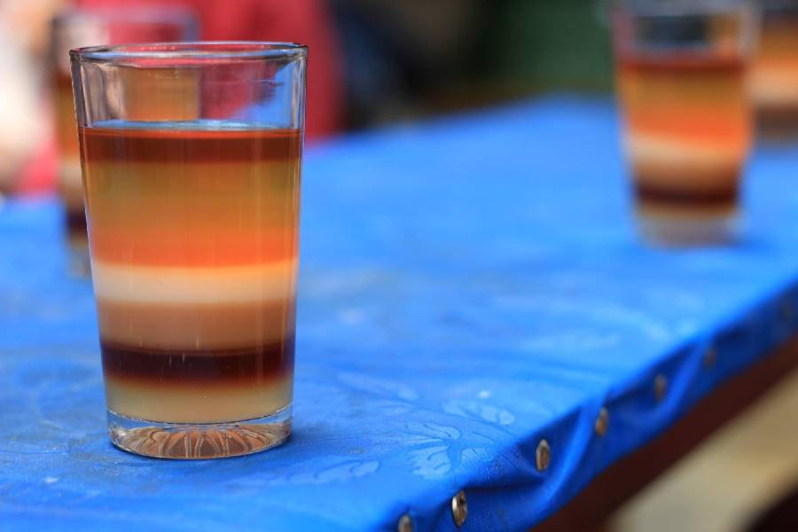 একে ঘরের কাছে বিদেশ, তাতে দুর্গাপুজোর আমেজটাও ভরপুর। আর এক বার গিয়ে পড়লে সে দেশের স্থানীয় খাবার বা পানীয় এক বারও চেখে দেখবেন না, তা-ও কি হয়!