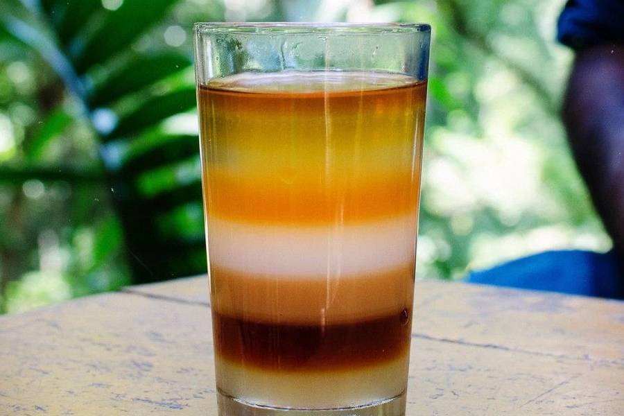 পুজোর বাংলাদেশ ভ্রমণের ফাঁকে খাদ্যরসিক বাঙালি যদি এক বার সিলেটে গিয়ে পড়ে, তাহলে চেখে দেখতেই হবে সাত রঙের চা! সিলেটের জাফলঙে পাওয়া যায় এই চা। পৃথিবীর আর কোথাও পাওয়া যায় কি না, তা নিয়ে সন্দেহ আছে অনেকেরই। 