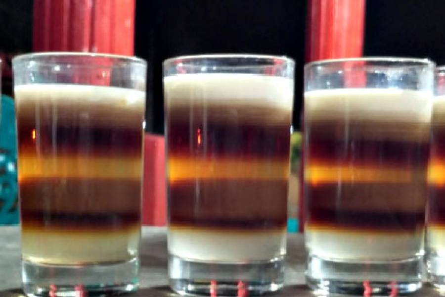 কেন এমন নাম? কারণটা সহজ। সাতটা স্তর বা লেয়ার আছে এতে। শরবত ভেবে ভুল করতে পারেন কেউ। তবে এটি কিন্তু চা-ই। জাফলঙে ‘ক্যাফে নির্যাস’ নামে একটি দোকানে এই চা পান করার সুযোগ পাবেন।