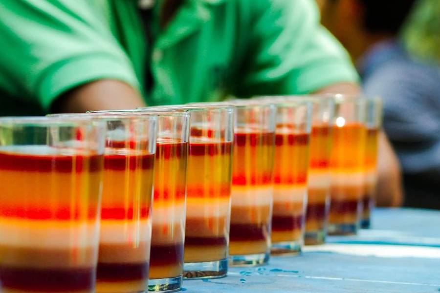 পাঁচ রঙা, তিন রঙা চা-ও পাওয়া যায় এখানে। তবে বিখ্যাত হল সাত রঙের চা। এই চায়ের রেসিপির মনোপলি ক্যাফের মালিকেরই। নিজে হাতেই এই চা বানান তিনি। কী কী থাকে এতে?