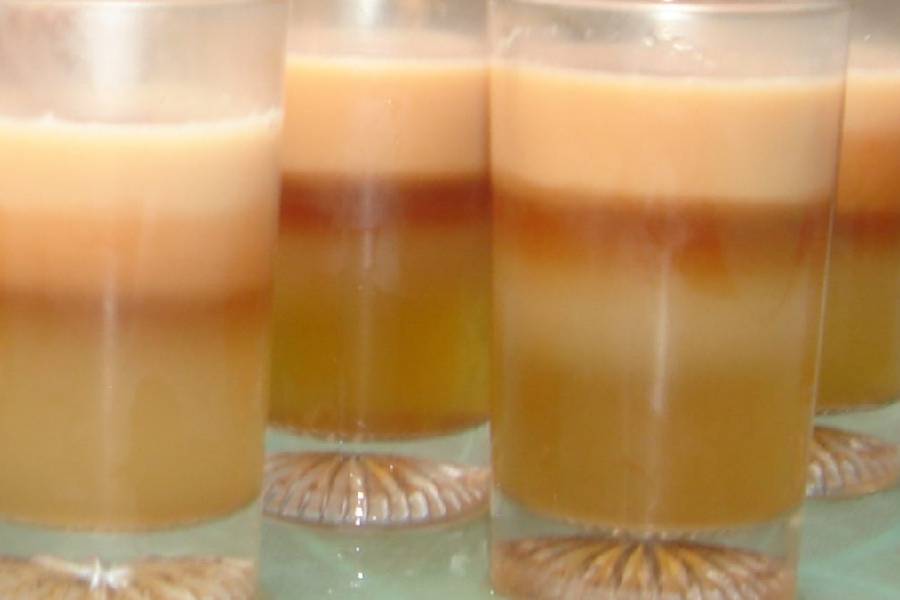 একেবারে নীচের তলায় আছে মধু এবং মাল্টা চায়ের মিশ্রণ। রং বাদামি। তার উপরের স্তরে কফি। তার উপরে দুধের স্তর। তার উপরে বিশেষ লিকার চা। তার উপরে আবার দুধ চা। তারও উপরে সবুজ চা বা মাচা গ্রিন টি। এবং একেবারে উপরে মানে সাত নম্বর স্তরে আবার দুধ।