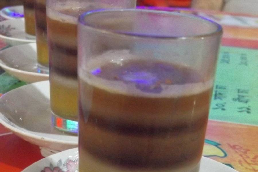 এ ভাবে সাতটি রং তৈরি করা হয় চায়ে। তবে রেসিপি জানা থাকলেই যে এই চা বানিয়ে ফেলা যাবে, তা বোধহয় নয়। তার জন্য জানতে হবে বিশেষ কৌশলও। সেটি এখনও কাউকে জানাননি এই দোকানের মালিক। তাই বাংলাদেশের ৮০ টাকায় কেনা চা-টির উপর এখনও রয়েছে তাঁদের আধিপত্য।