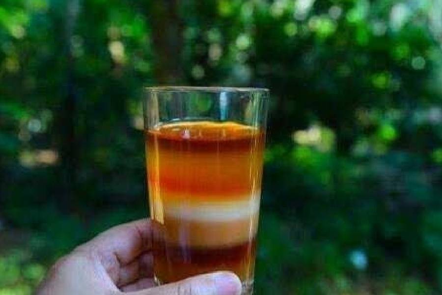 বাংলাদেশ তো বটেই, পৃথিবীর নানা প্রান্তের পর্যটকদের মধ্যে ছড়িয়ে গিয়েছে এই চায়ের সুনাম। বিদেশ থেকেও পর্যটকরা বাংলাদেশে বেড়াতে গেলে চলে যান এই ক্যাফেতে, সেখানকার সাত রঙের চা পান করতে। এ বার পুজোয় বাংলাদেশ যাচ্ছেন? আপনার ছুটির রঙে সাতরঙা চা-ও মিশবে নাকি এক বার? এই প্রতিবেদনটি ‘আনন্দ উৎসব’ ফিচারের একটি অংশ।