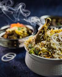 করিমস- মোগলাই খাবারের অন্যতম সেরা ঠিকানা করিমস। দিল্লি, মুম্বইয়ে তুমুল জনপ্রিয়তার পরে কলকাতাতেও খুলেছে তাদের শাখা। অল্প দিনের মধ্যেই এ শহরে বিরিয়ানি ও কবাবপ্রেমীদের মধ্যে এর জনপ্রিয়তা চোখে পড়ার মতো।