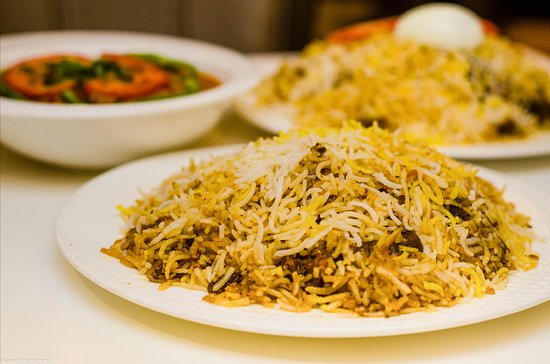 ইন্ডিয়ান রেস্তরাঁ- বিরিয়ানির আর এক দুর্দান্ত ঠিকানা খিদিরপুরের ইন্ডিয়ান রেস্তরাঁ। বহু বছর ধরে বিরিয়ানিপ্রেমী মানুষকে অওয়াধি বিরিয়ানির স্বাদে মজিয়ে রেখেছে তারা।