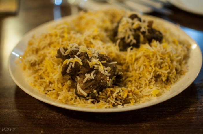 সিরাজ- কলকাতা জুড়ে অজস্র আউটলেট নিয়ে কলকাতায় বিরিয়ানির আর এক সাবেক ঠিকানা। কতটা জনপ্রিয়, সে কথা নতুন করে না বললেও চলে!    