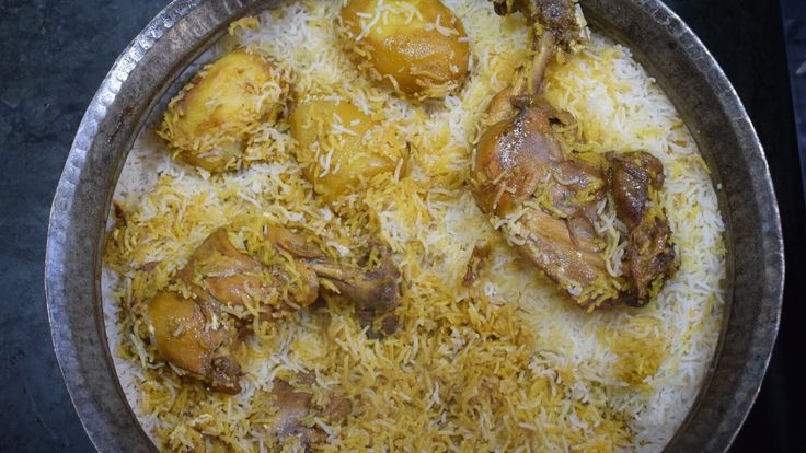 দাদা বৌদি বিরিয়ানিঃ- ব্যারাকপুরের এই দোকান তরুণ প্রজন্মের কাছে ভীষণ জনপ্রিয়। মটন ও চিকেন, দুই ধরনের বিরিয়ানি পরিবেশন করে। স্বাদ ও গন্ধের যুগলবন্দি এই বিরিয়ানি এ বার পুজোয় আপনার লিস্টে থাকতেই পারে।