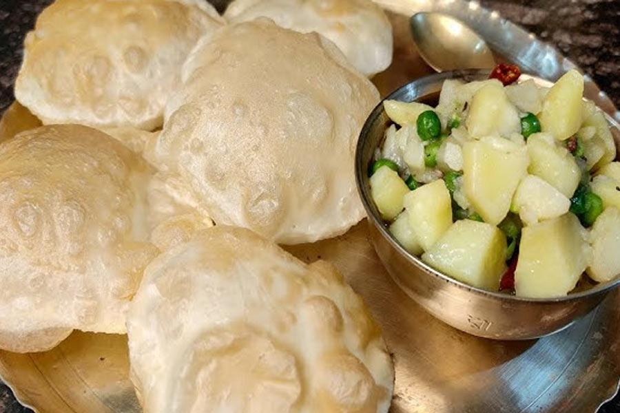 পুজোর মেনুতে সকালে লুচি-তরকারি থাকতেই হবে।