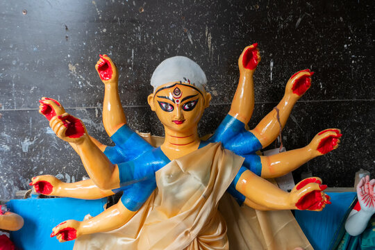 দেবী দুর্গার দশ হাতেরও ব্যখ্যা রয়েছে। রূপক অর্থে দেবীর দশ হাতে রয়েছে দশটি অস্ত্র। এই সব অস্ত্রেরই রয়েছে নানা প্রতীকী অর্থ। যেমন-