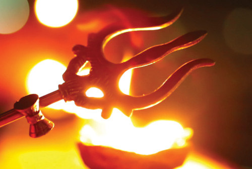 ত্রিশূল: দেবাদিদেব মহাদেব দুর্গাকে তার ত্রিশূল দান করেছিলেন। এই ত্রিশূলের তিনটি ফলা মানুষের তিন গুণ, সত্ত্ব, তমঃ, রজঃ -এর প্রতীক। সত্ত্ব অর্থাৎ ধর্ম জ্ঞান, রজঃ অর্থাৎ অহঙ্কার এবং তমঃ অর্থাৎ অন্ধকার। এই তিনটি গুণের সমন্বয়ে সমস্ত মানুষের সৃষ্টি। এই তিন গুণের প্রতীকী রূপই হলো দেবাদিদেব মহাদেবের ত্রিশূলের তিনটি ফলা। 