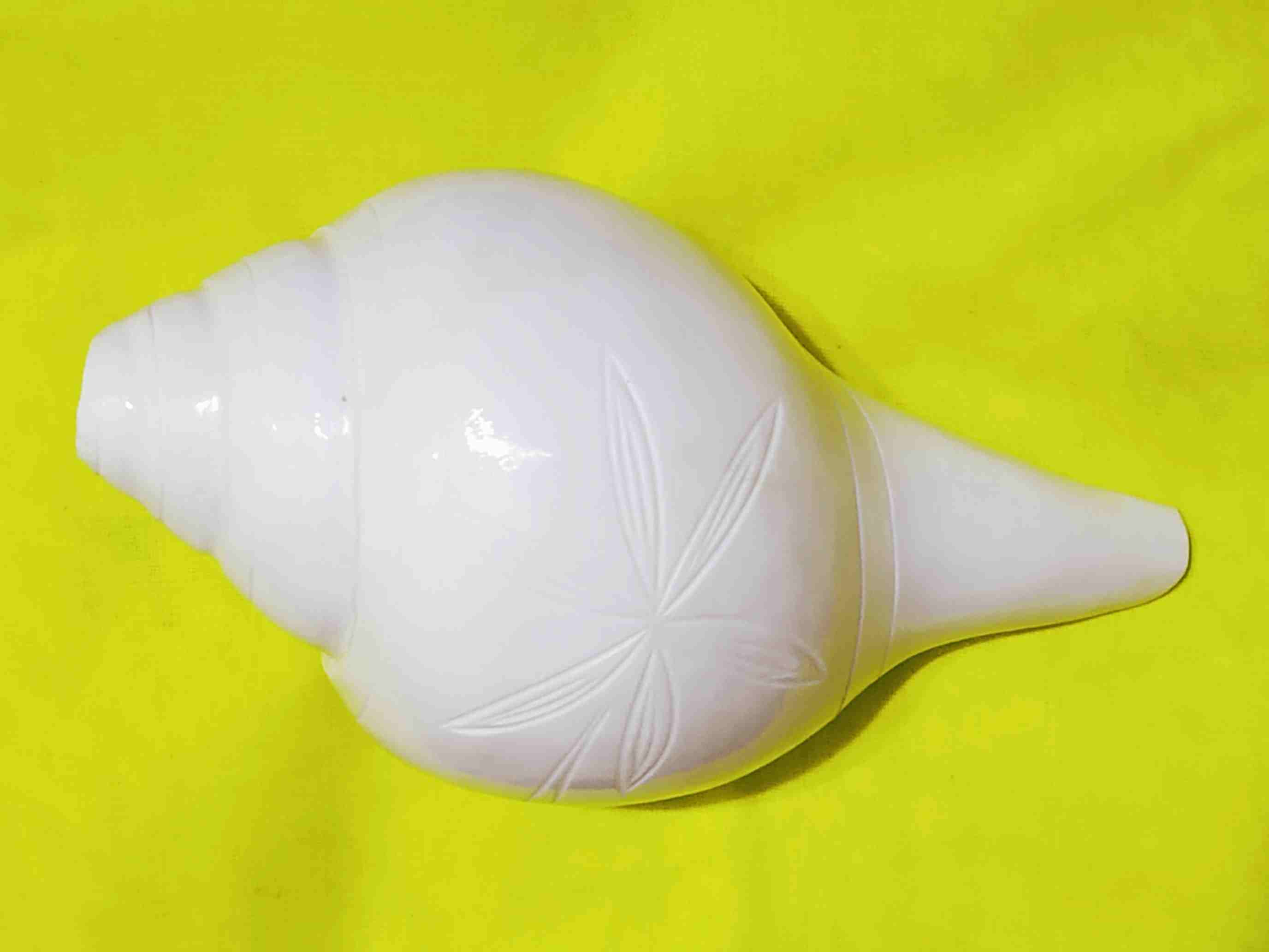 শঙ্খ: দেবতা বরুণ দিয়েছিলেন শঙ্খ, যা অহংকারের প্রতীক। এই শঙ্খের ধ্বনিতে স্বর্গ, মর্ত্য ও নরক জুড়ে থাকা সমস্ত অশুভ শক্তি ভীত ও দুর্বল হয়ে পড়ে।