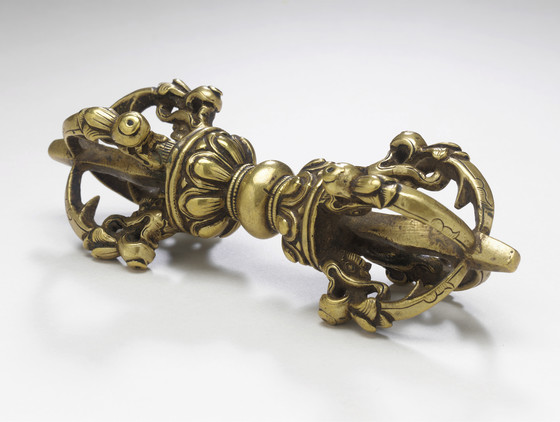 বজ্র: দেবতা ইন্দ্র দিয়েছিলেন বজ্র, সংকল্পের দৃঢ়তা ও সংহতির প্রতীক। এই দুই গুণের মাধ্যমেই নিজের লক্ষ্যকে অর্জন করার দৃঢ়তা তৈরি হয়। 