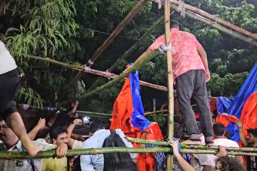 বৃষ্টির হাত থেকে বাঁচতে লাগানো হচ্ছে ত্রিপল।
