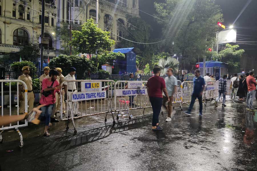 ঘিরে দেওয়া হয়েছে ধর্নাস্থল।