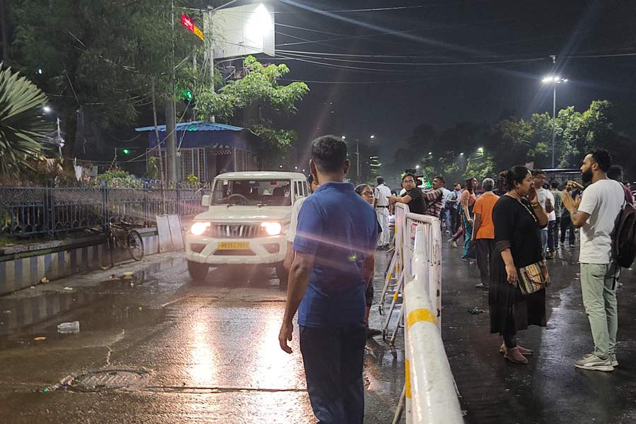 যান চলাচলের জন্য আংশিক খুলে দেওয়া হয়েছে রাস্তা।