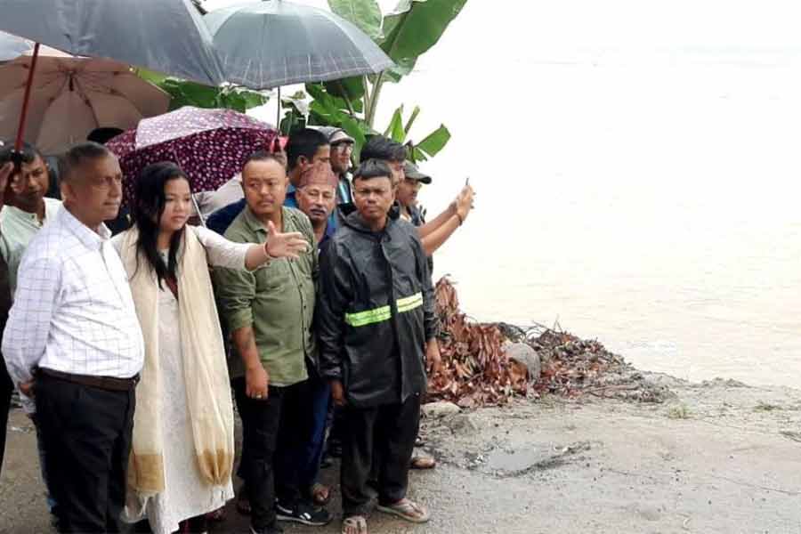 তিস্তা নদীর জল বেড়ে, বিধ্বস্ত লালটং-চমকডাঙি গ্রাম। পরিদর্শনে শিলিগুড়ির মেয়র গৌতম দেব।