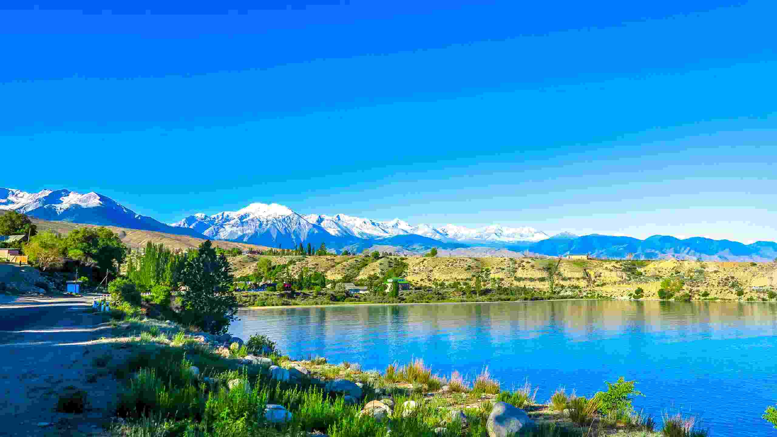 কারাকোল পৌঁছোতে বিকেল হয়ে যেতে পারে। পরের দিনটাও কারাকোলের বাজার দেখার জন্য বরাদ্দ রাখতেই হবে। দেশের এই চত্বরের সবচেয়ে বড় শহর কারাকোল। তারও পরের দিন আবার বালিকচি ফেরা। গাড়ির ড্রাইভারকে রাজি করিয়ে হ্রদের অন্য পাড় দিয়ে ফিরতে পারেন। সেটি তুলনায় দুর্গম এবং জনবসতিহীন। তাতে আনন্দ আরও বাড়বে। বালিকচি থেকে বিশকেক ফেরার সময় এবার ট্রেন ধরতে পারেন। স্থানীয় মানুষের সঙ্গে ট্রেন যাত্রা কেউ কেউ উপভোগ করতে পারবে ষোলো আনা।