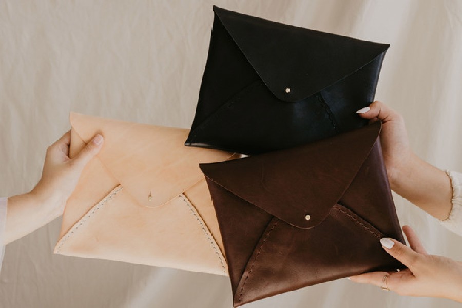  এনভেলপ ক্লাচ।