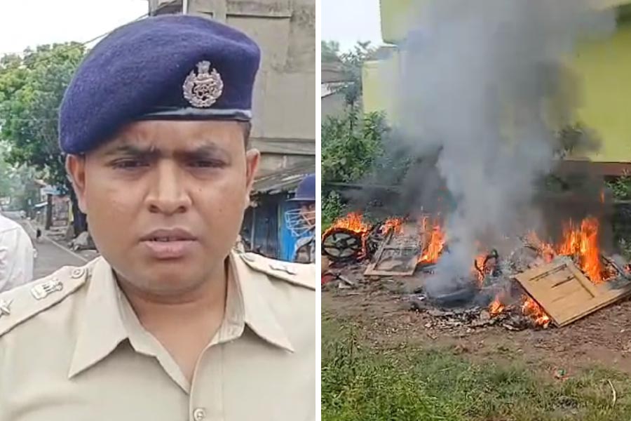 (বাঁ দিকে) শনিবার জয়নগরে বারুইপুর পুলিশ জেলার পুলিশ সুপার পলাশচন্দ্র ঢালি। জ্বলছে জয়নগরের মহিষমারি পুলিশ ক্যাম্প (ডান দিকে)।