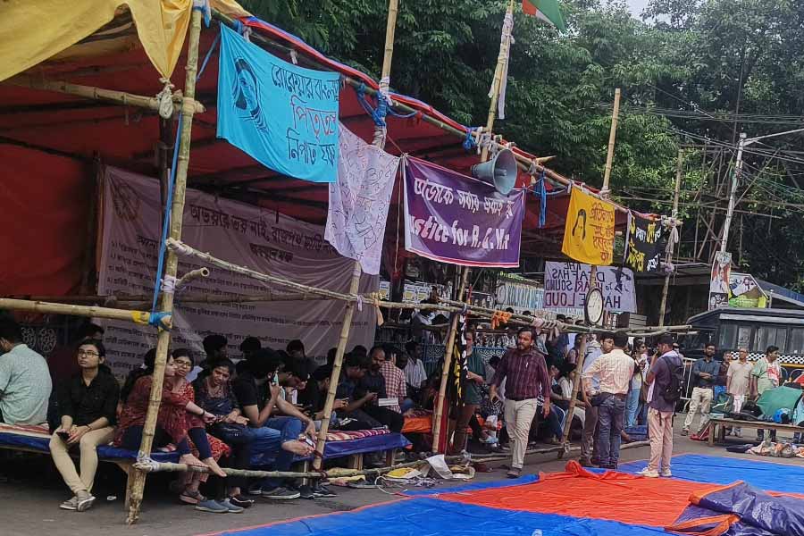 ধর্মতলায় অবস্থানে বসে জুনিয়র ডাক্তারেরা। শনিবার সকালে।