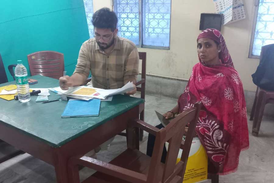 আরজি করের বহির্বিভাগে শনিবার সকালে রোগী পরিষেবায় জুনিয়র ডাক্তারেরা।