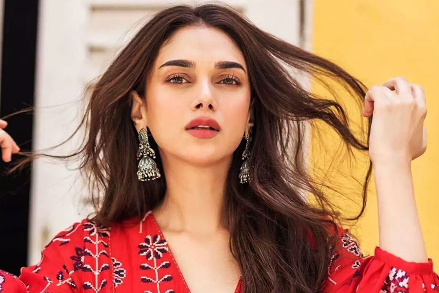 ভারী দুল পরলে অভিনেত্রী অদিতি রাও হায়দারি ব্যবহার করেন ‘ইয়ারিং সাপোর্ট ইয়ার চেন’।